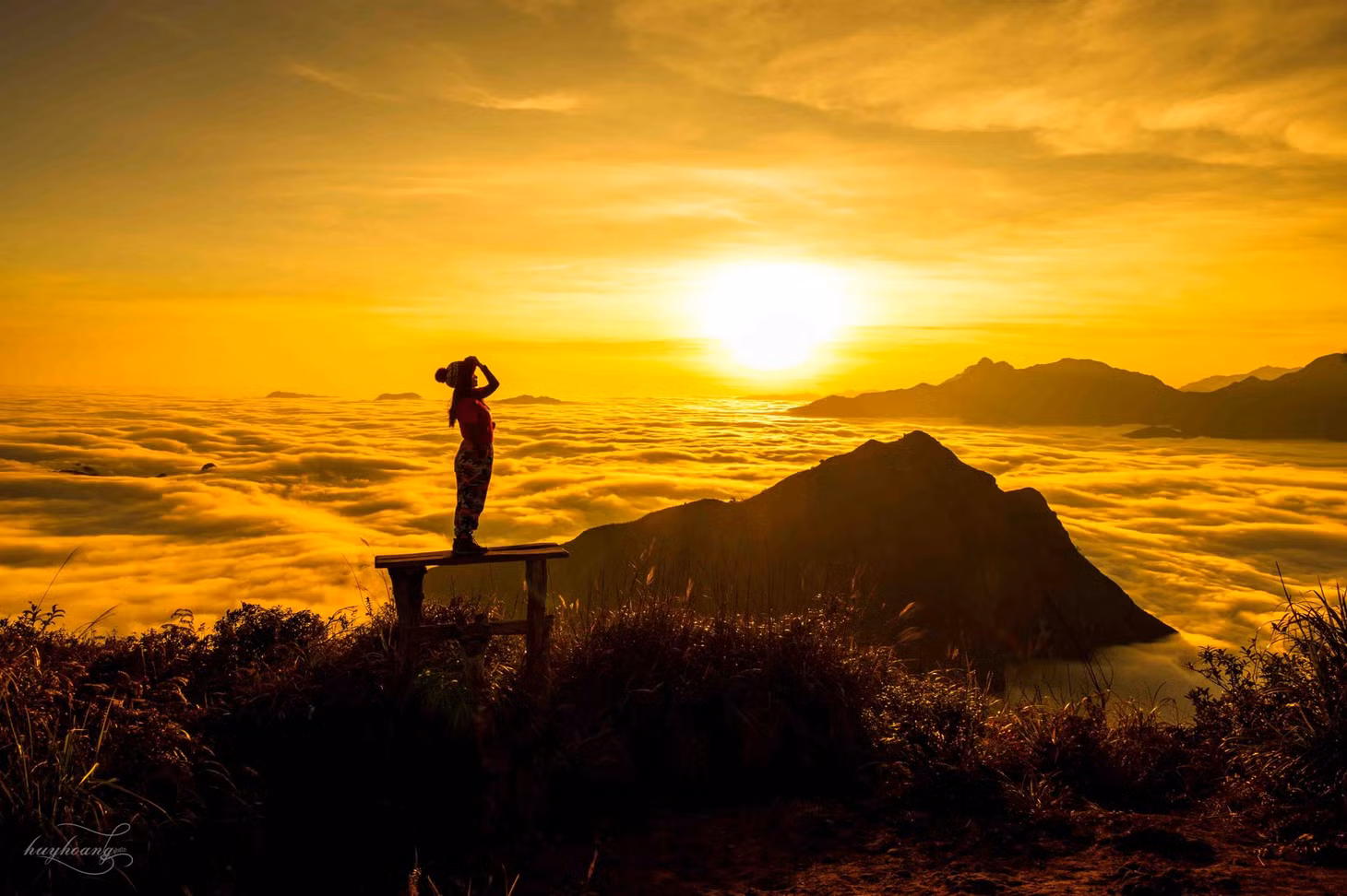 Để săn mây, du khách cần dậy sớm, từ 4:30 đến 5:30 sáng. Khoảnh khắc mặt trời ló dạng từ biển mây cũng diễn ra rất nhanh. Ảnh: Lê Huy Hoàng