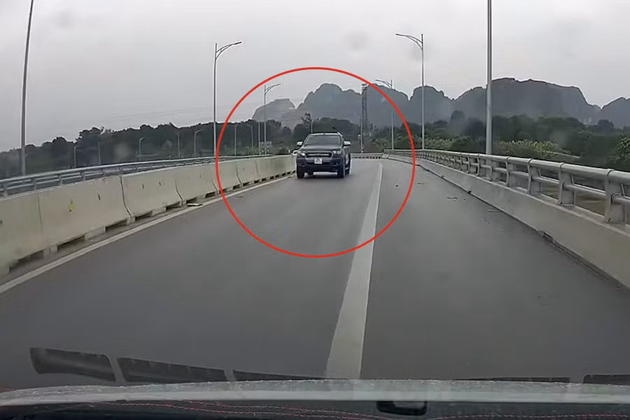 Hình ảnh ôtô đi ngược chiều trên cao tốc. Ảnh: Công an cung cấp