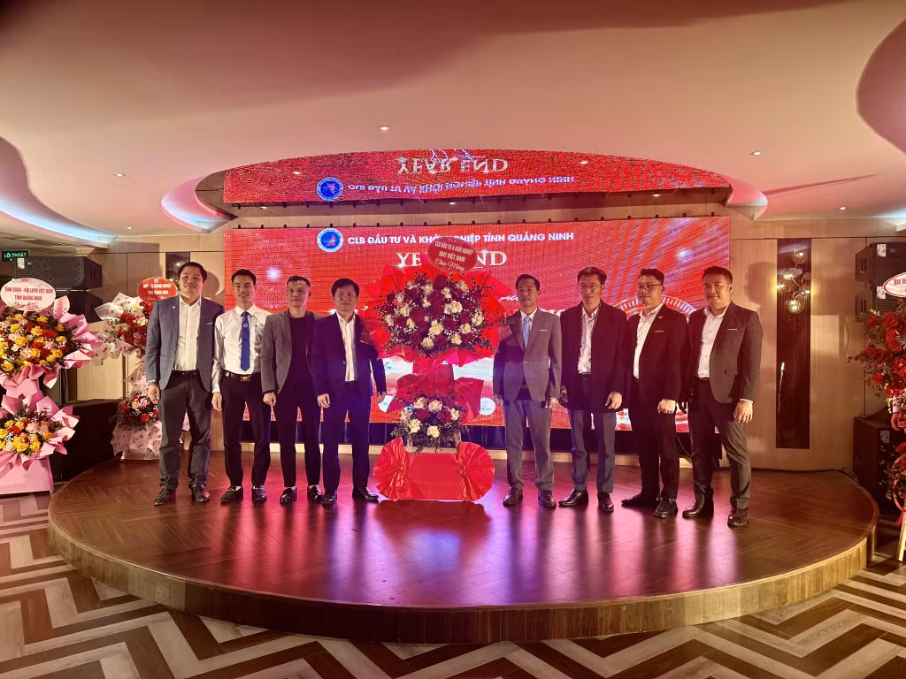 CLB Đầu tư và khởi nghiệp Việt Nam tặng hoa chúc mừng CLB Đầu tư và khởi nghiệp Quảng Ninh.