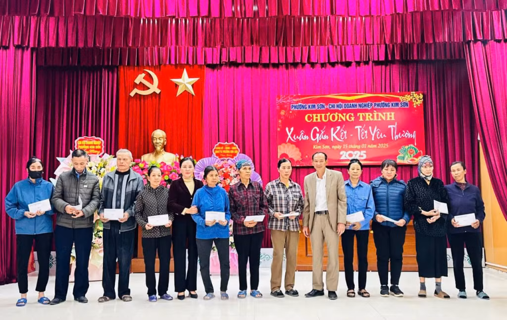 Phường Kim Sơn (TP Đông Triều) trao quà tết cho các gia đình có hoàn cảnh khó khăn.