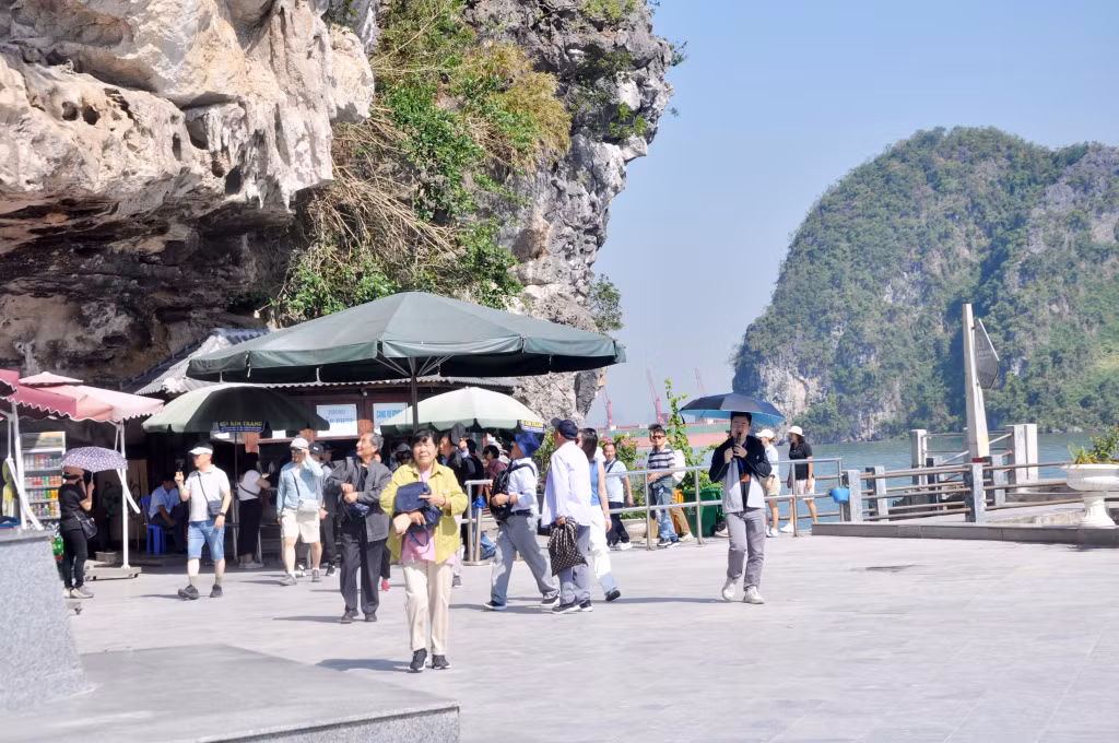 Khách du lịch Trung Quốc tham quan tại đảo Ti Tốp trên Vịnh Hạ Long.