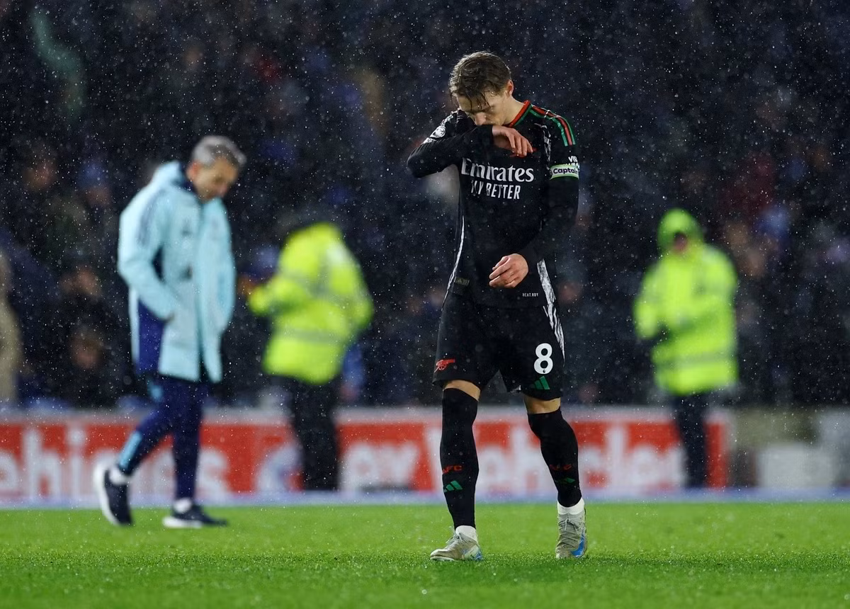 Arsenal hụt hơi trong cuộc đua với Liverpool. Họ giờ đây kém đội đầu bảng tới 5 điểm trong khi thi đấu nhiều hơn 2 trận. Liverpool sẽ có cơ hội nới rộng khoảng cách này khi đối đầu Manchester United trong trận đấu muộn của vòng 20.