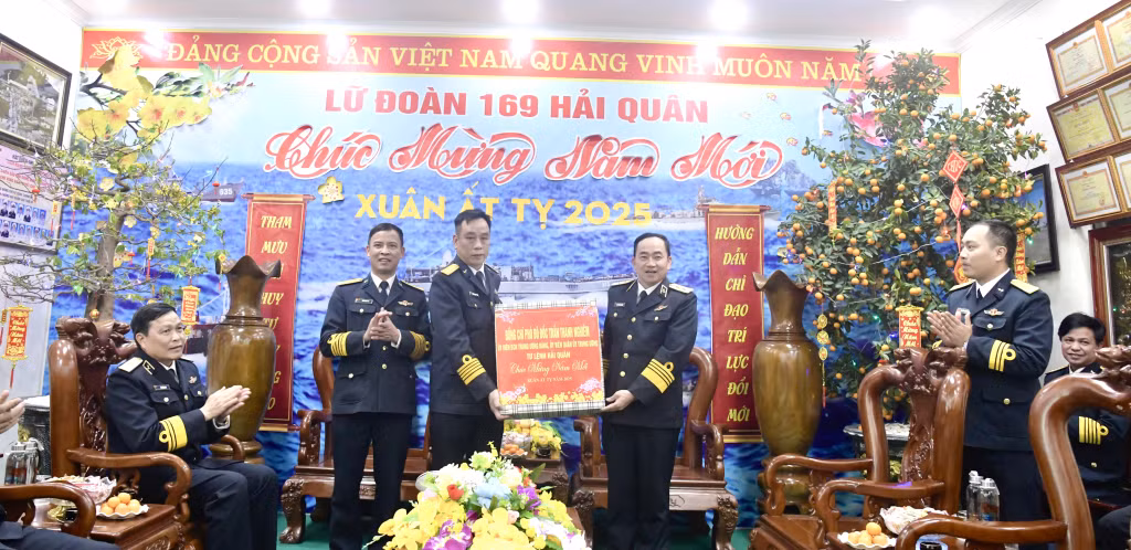 Phó Đô đốc Trần Thanh Nghiêm, Tư lệnh Hải quân, tặng quà chúc Tết Lữ đoàn 169.