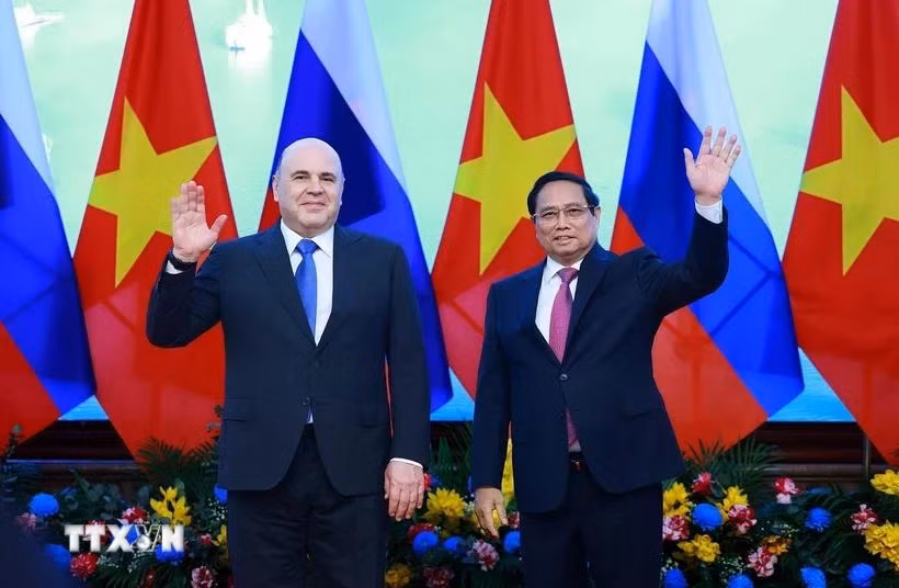 Thủ tướng Phạm Minh Chính và Thủ tướng Liên bang Nga Mikhail Vladimirovich Mishustin chụp ảnh chung. (Ảnh: Dương Giang/TTXVN)