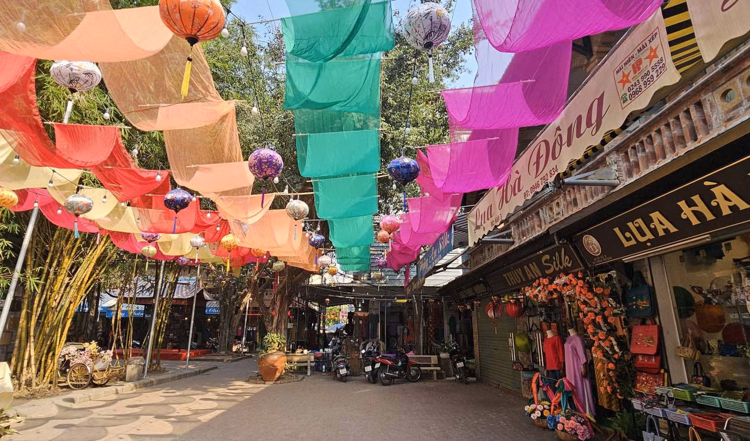 Theo Vietnamplus, hiện, làng lụa Vạn Phúc có khoảng 800 hộ gia đình làm nghề dệt lụa, chiếm gần 60% trên tổng số hộ sinh sống tại nơi đây. Mỗi năm, làng tơ lụa Vạn Phúc đã sản xuất khoảng 2,5 đến 3 triệu m2 vải, tương đương với 63% doanh thu của toàn bộ làng. Ảnh: Bảo Ân