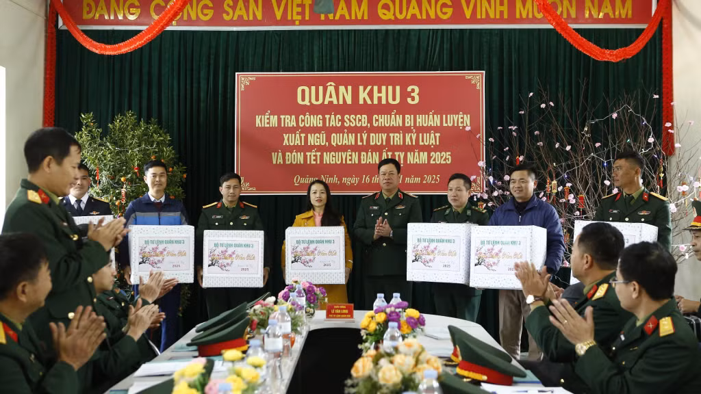 Thiếu tướng Lê Văn Long, Phó Tư lệnh Quân khu 3 tặng quà chúc Tết trường học và các đơn vị lực lượng vũ trang đứng chân trên địa bàn xã Thanh Lân.