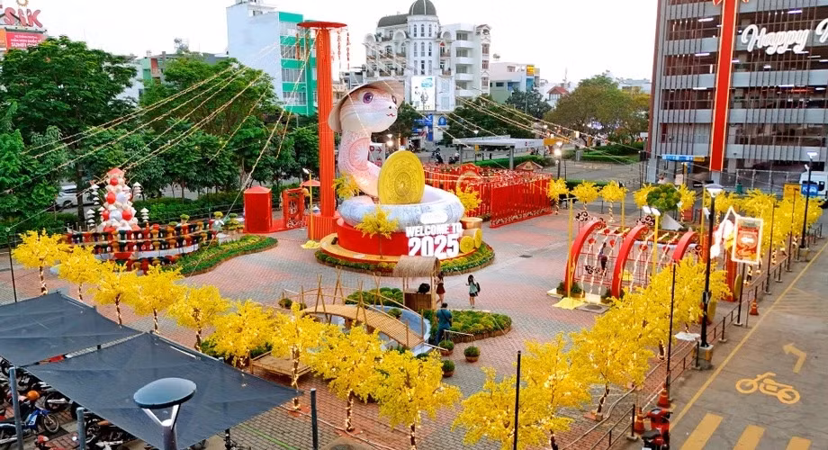 "Bé Na" tại một TTTM ở Tân Phú (TP.HCM) được lòng cộng đồng mạnh nhờ vẻ ngoài truyền thống và dễ thương. Tượng mang màu trắng với hình xăm hoa văn trống đồng. Ảnh: SD Solution.