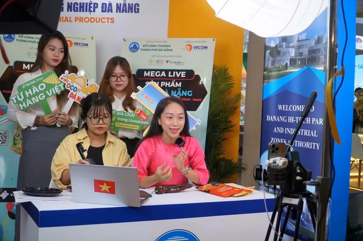 Xu hướng bán lẻ 2025 livestream bán hàng. Ảnh: TL