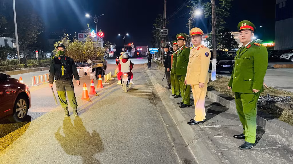 Cán bộ, chiến sĩ Công an tỉnh phối hợp với Công an thành phố Cẩm Phả triển khai phương án đảm bảo an toàn phục vụ nhân dân, du khách trong đêm giao thừa.