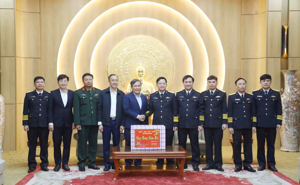 Đồng chí Vũ Đại Thắng, Ủy viên Trung ương Đảng, Bí thư Tỉnh ủy đến thăm, chúc Tết Bộ Tư lệnh Quân chủng Hải quân.