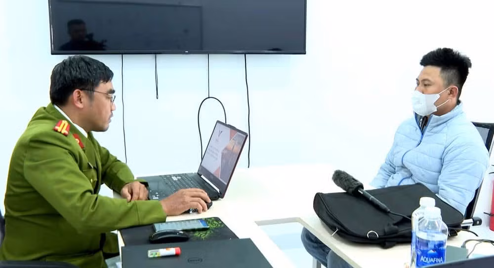 Điều tra viên lấy lời khai đối tượng Vương Văn Nguyên - Giám đốc Chi nhánh VIF Chư Sê (Gia Lai). Ảnh: Công an cung cấp