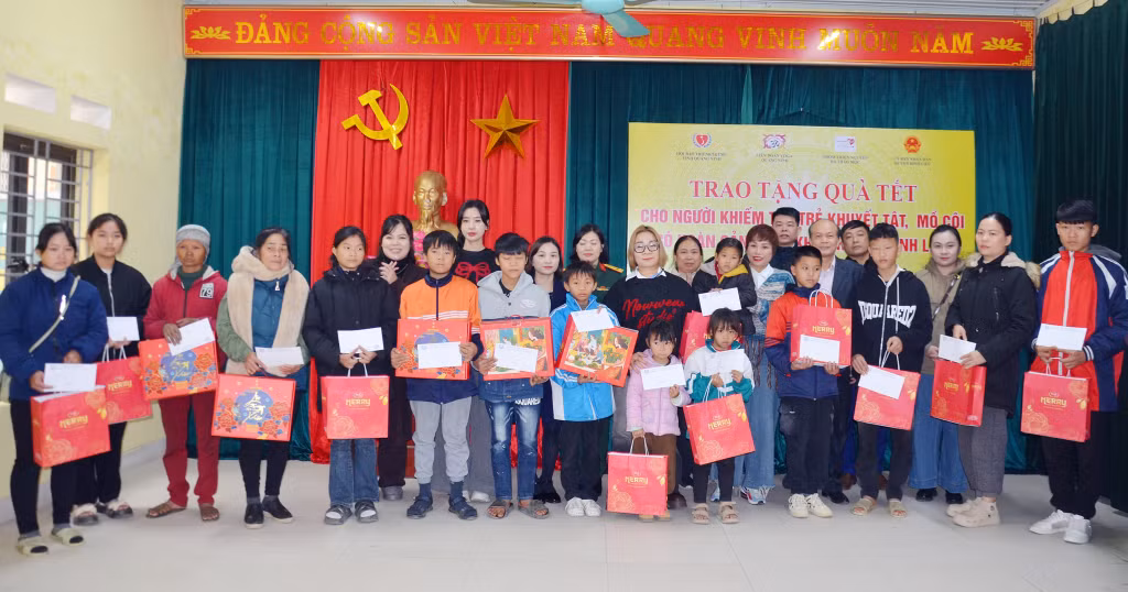 Hội Bảo trợ NKT-TMC tỉnh cùng các nhà hảo tâm trao tặng quà Tết cho học sinh mồ côi, khuyết tật hoàn cảnh khó khăn trên địa bàn huyện Bình Liêu.