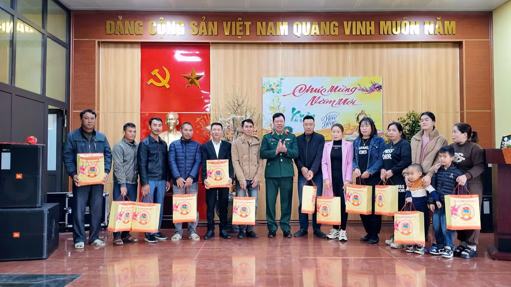 Đồng chí Thiếu tướng Lê Văn Long - Phó Tư lệnh Quân khu 3 tặng quà Tết cho các hộ dân đang sinh sống tại đảo Trần.