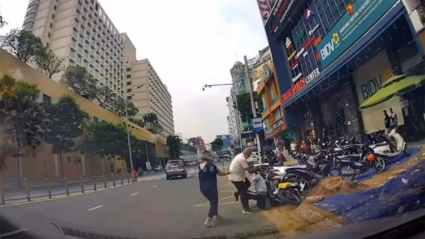 Người phụ nữ can ngăn người đàn ông. Ảnh cắt từ clip