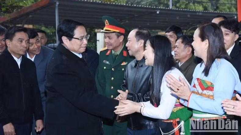 Thủ tướng Phạm Minh Chính với lãnh đạo, nhân dân huyện Ngọc Lặc. (Ảnh: TRẦN HẢI)