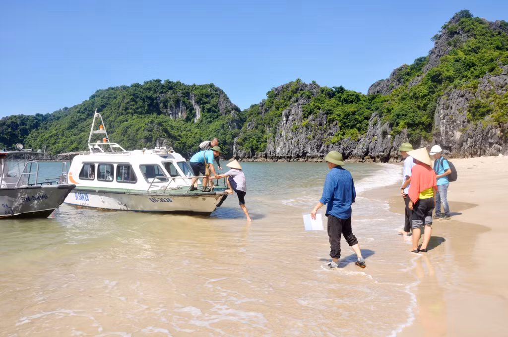 Đoàn cán bộ Ban Quản lý Vịnh Hạ Long trong một chuyến khảo sát nhằm phát triển sản phẩm du lịch mới trên vịnh, tháng 8/2024.