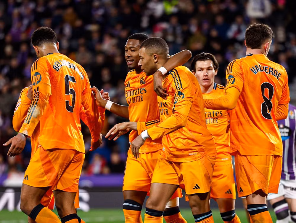 Các đồng đội chúc mừng Mbappe. Ảnh: Real Madrid