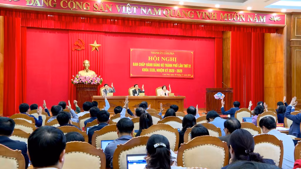 Ban Chấp hành Đảng bộ TP Cẩm Phả biểu quyết thông qua Nghị quyết chủ đề công tác năm 2025.
