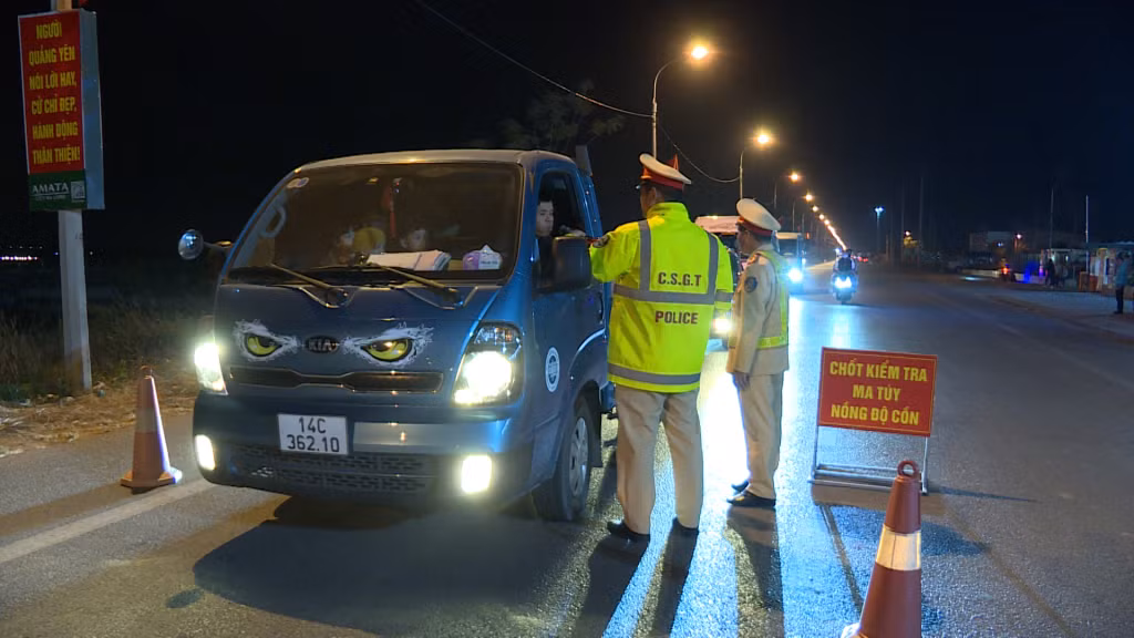 Cảnh sát giao thông kiểm tra ma túy, nồng độ cồn lái xe tại TX Quảng Yên.