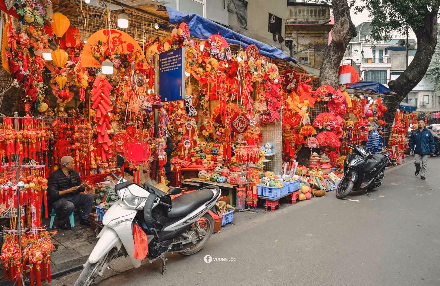 Khung cảnh rực rỡ với sắc đỏ, vàng phủ kín con phố tạo nên những bức hình sống động, lưu giữ khoảnh khắc đặc biệt trước thềm năm mới. Ảnh: Vương Lộc