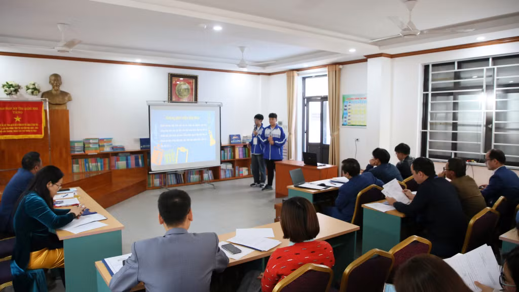 Ban Giám khảo nghe thuyết trình, chất vấn các dự án xuất sắc để lựa chọn dự án dự thi ở cấp quốc gia.