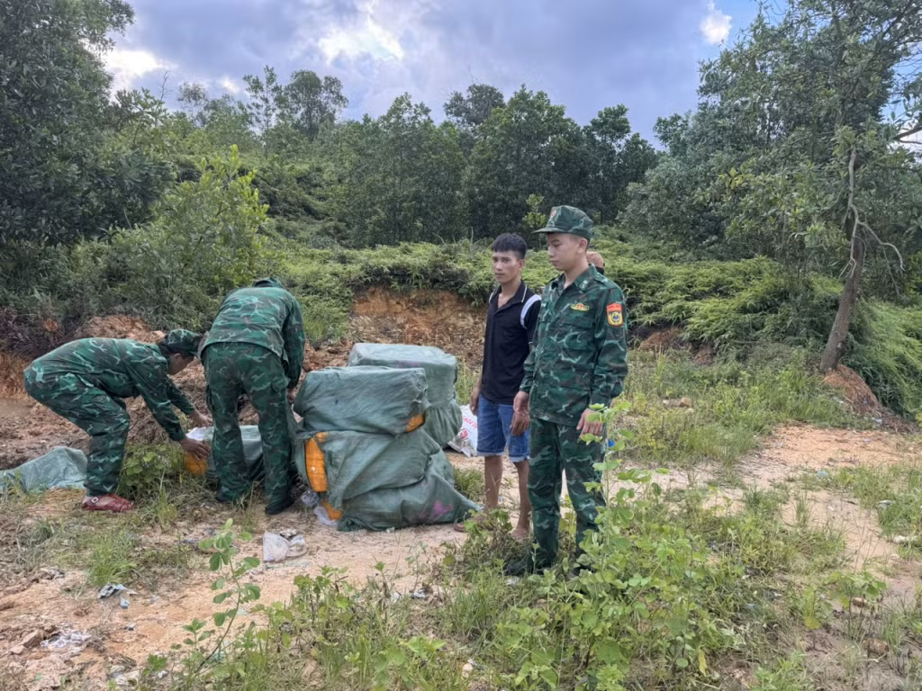 Đồn BP Hải Hòa tiêu hủy toàn bộ số nầm lợn không rõ nguồn gốc đã bắt giữ vào tháng 8/2024. Ảnh: Hữu Việt