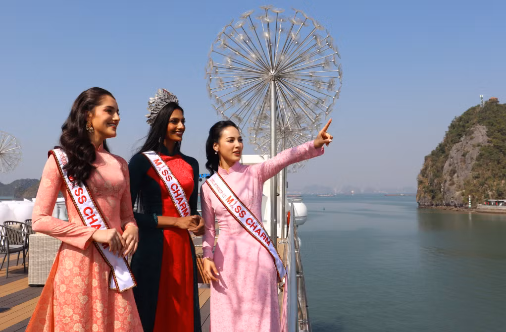 Top 3 Miss Charm 2024 (Hoa hậu sắc đẹp quốc tế) trải nghiệm du thuyền Luna Cruise trên vịnh Hạ Long để lan tỏa, quảng bá hình ảnh du lịch Quảng Ninh đến đông đảo bạn bè quốc tế. Ảnh: Hoàng Quỳnh