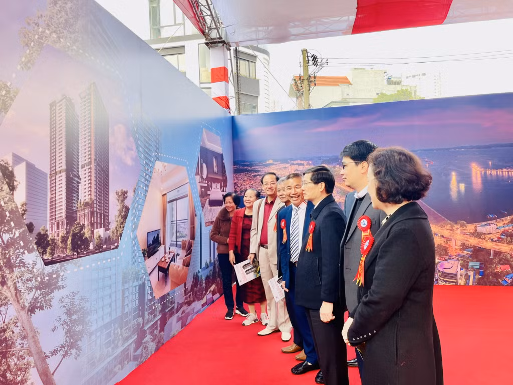 Lãnh đạo TP Hạ Long trao đổi cùng chủ đầu tư và người dân về dự án cải tạo, xây dựng lại khu chung cư cũ lô 6, 7, 8, phường Trần Hưng Đạo.