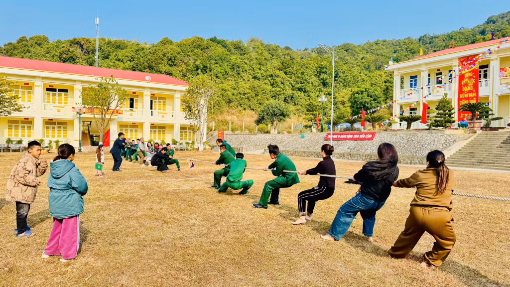 Lực lượng vũ trang cùng với nhân dân trên đảo tổ chức hoạt động thể thao, tạo khí thế vui tươi phấn khởi đón Tết. 