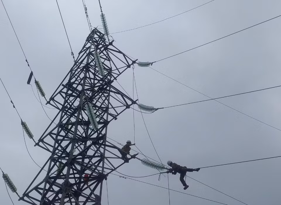 Thi công giai đoạn II Dự án cải tạo, nâng cao đường dây 110kV 173, 174 T500 Quảng Ninh - Giáp Khẩu - Hà Tu - Hà Lầm. Ảnh đơn vị cung cấp