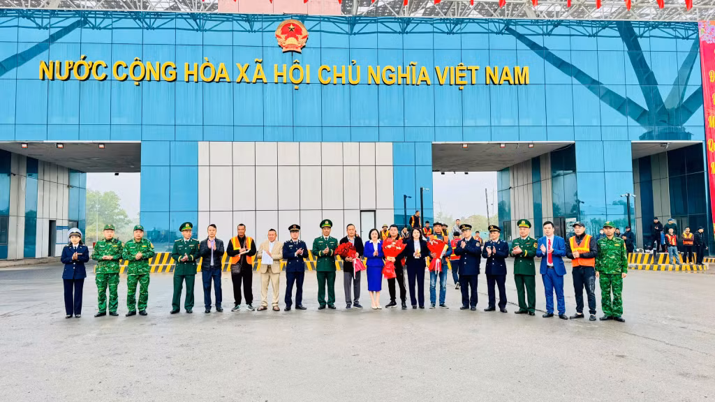 Lãnh đạo TP Móng Cái tặng hoa chúc mừng các lực lượng tại Cửa khẩu cầu Bắc Luân II. Ảnh: Mạnh Trường