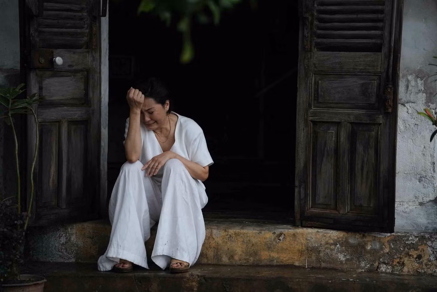 Trong “Chị dâu“, Hồng Đào tiếp tục là một bà mẹ thương con. Ảnh: Nhà sản xuất.