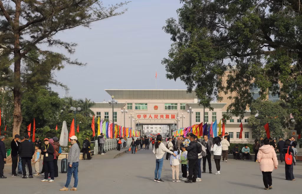 Du khách Trung Quốc chuẩn bị làm thủ tục nhập cảnh sang Việt Nam qua Cửa khẩu quốc tế Móng Cái. 