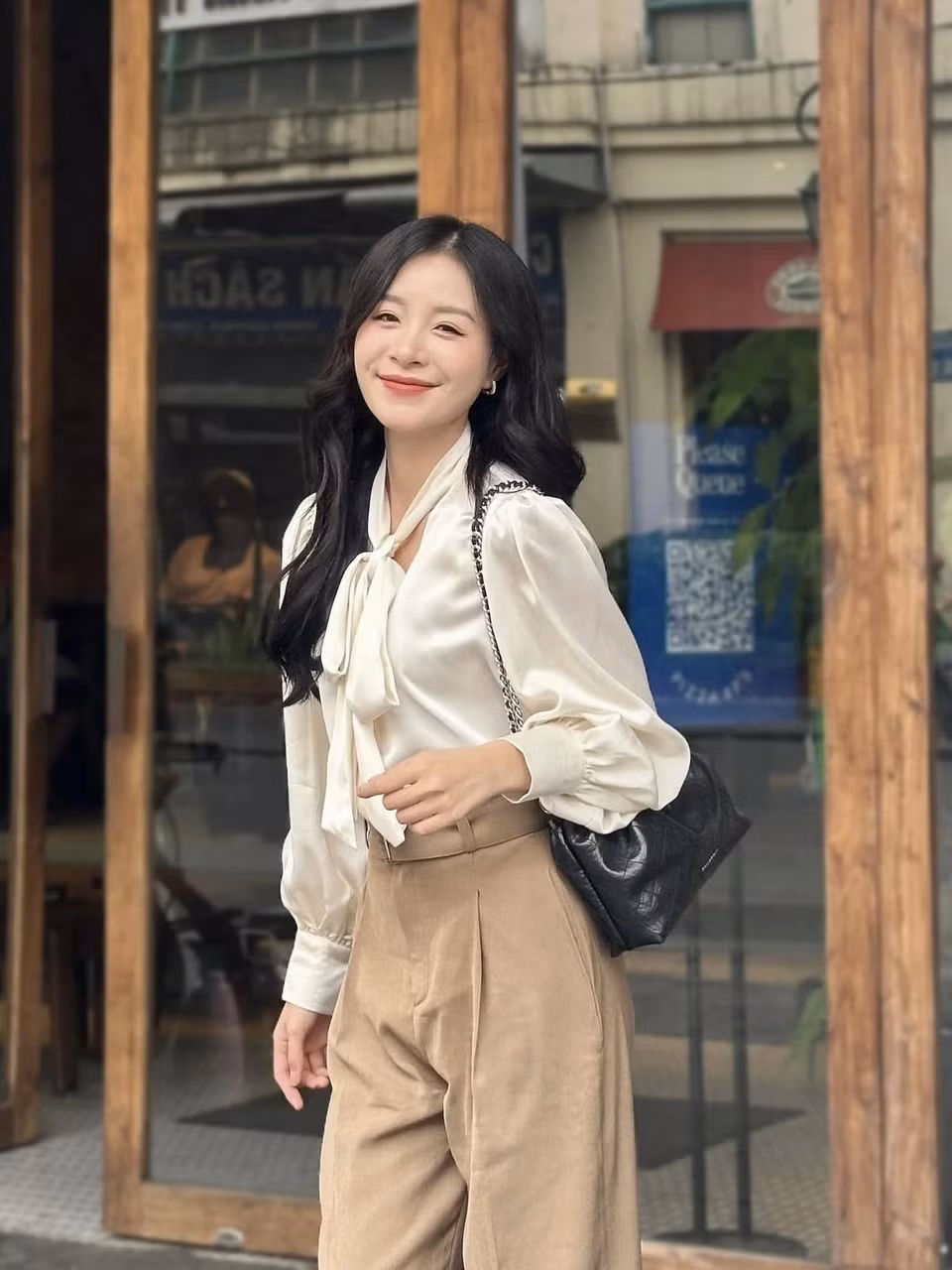 Cảnh Hồi thời trẻ xuất hiện không quá nhiều nhưng đều gây xúc động với khán giả. Sự mạnh mẽ, can đảm trong mọi hoàn cảnh rồi khoảnh khắc đau đớn khi phải chia xa người mình yêu đều được Huyền Trang thể hiện khá tròn trịa.