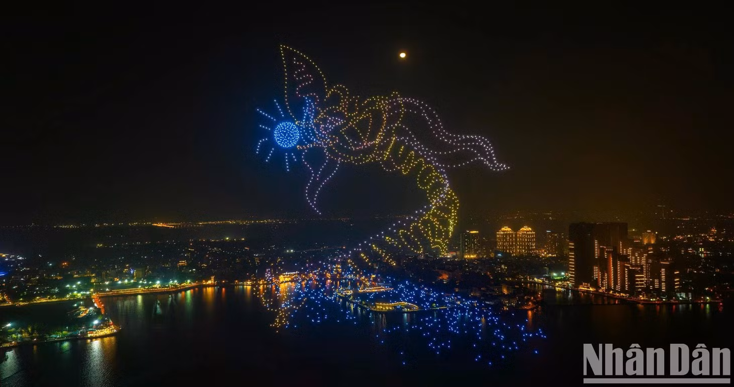 Màn biểu diễn Drone Lighting tái hiện hình tượng Rồng trên bầu trời đêm Hồ Tây. Đây không chỉ là biểu tượng của Hà Nội, mà còn tượng trưng cho khát vọng vươn lên của Thủ đô trong kỷ nguyên vươn mình của dân tộc.