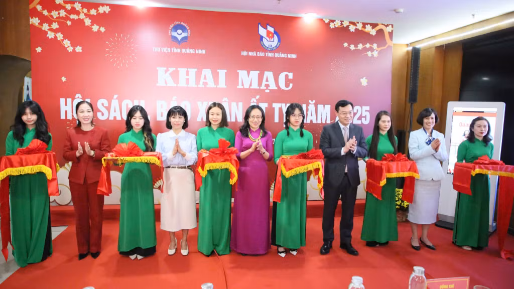 Các đại biểu cắt băng khai mạc Hội sách, báo Xuân Ất Tỵ 2025.