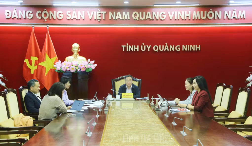 Quang cảnh cuộc họp