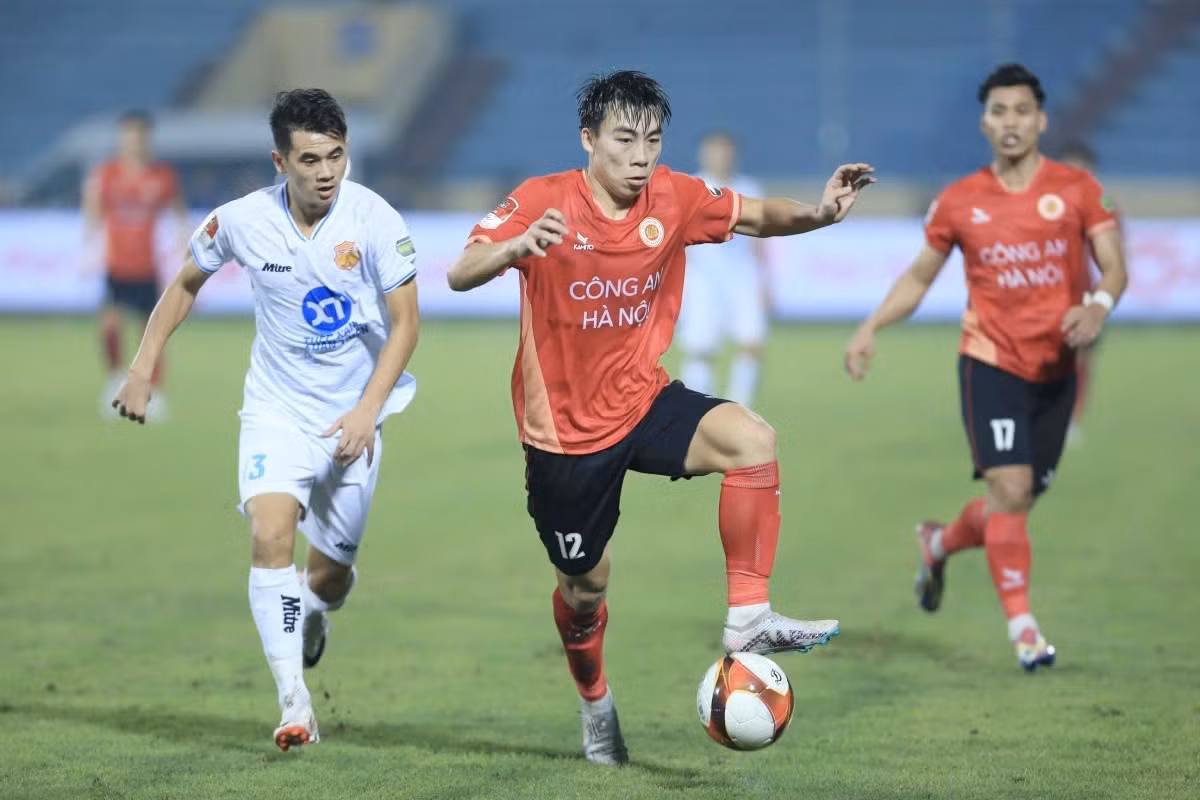 Hoàng Văn Toản thể hiện phong độ tốt trong màu áo CAHN.