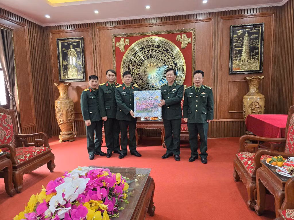 Đoàn công tác chúc tết, tặng quà cán bộ chiến sĩ Lâm trường 327