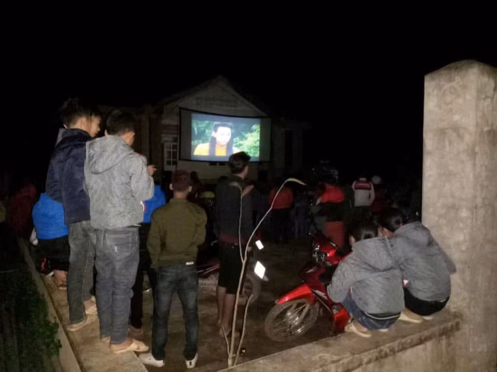 Mỗi buổi chiếu bóng là một món ăn tinh thần quý giá với người dân. (Ảnh: Tư liệu)