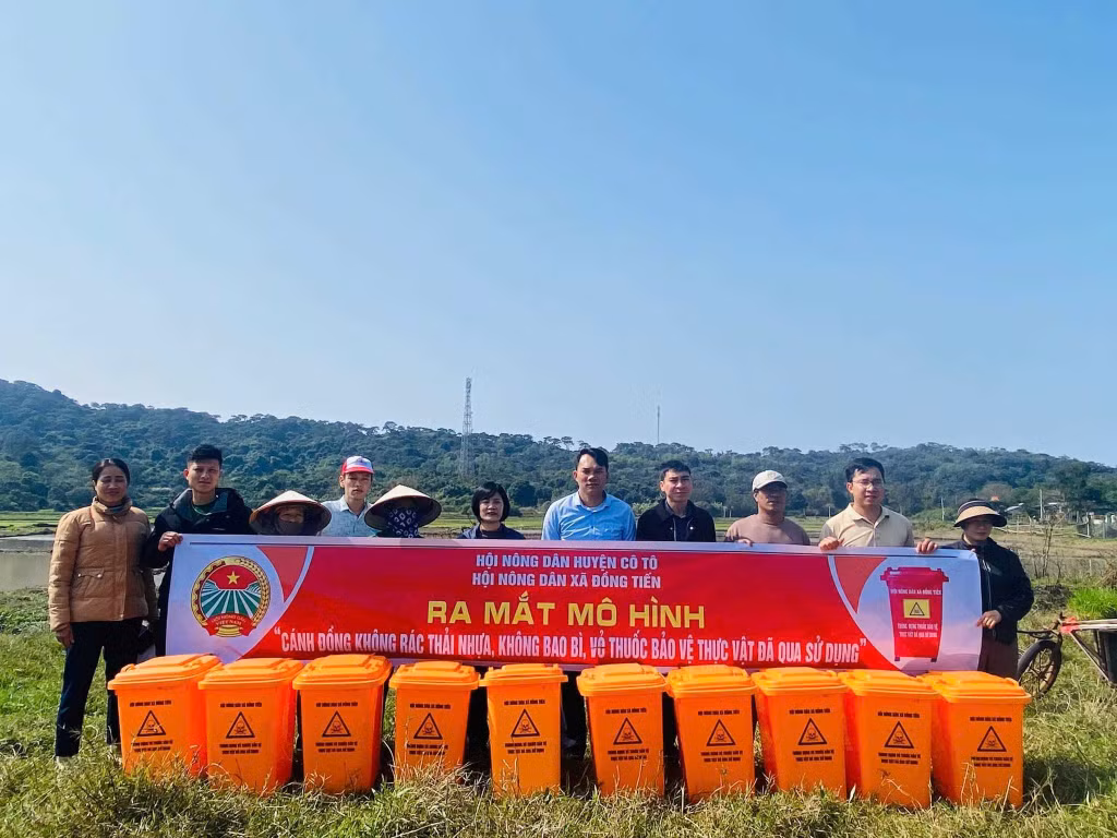 HND huyện Cô Tô ra mắt mô hình cánh đồng không rác thải nhựa, không bao bì thuốc bảo vệ thực vật tại xã Đồng Tiến.