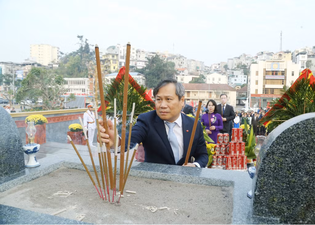 Đồng chí Vũ Đại Thắng, Ủy viên Trung ương Đảng, Bí thư Tỉnh ủy cùng Đoàn đại biểu dâng hương tưởng niệm các Anh hùng liệt sĩ.