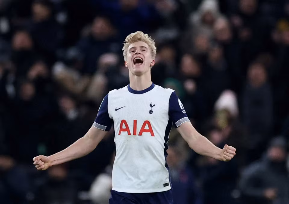 Lucas Bergvall tỏa sáng trong ngày Spurs thắng Liverpool.