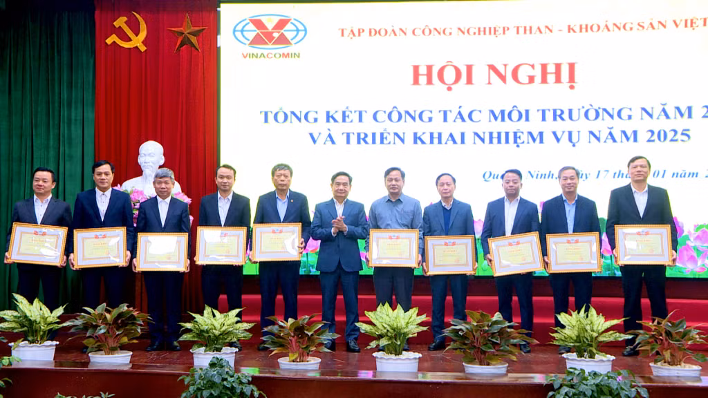 Lãnh đạo Tập đoàn TKV khen thưởng cho các tập thể có thành tích xuất sắc trong công tác bảo vệ môi trường năm 2024. 
