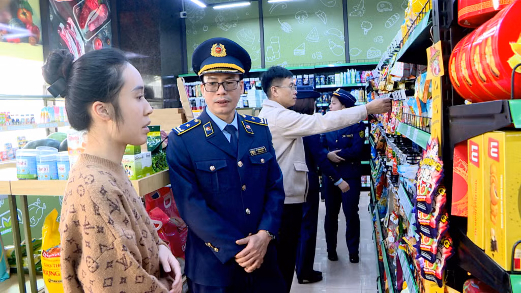 Các lực lượng chức năng tăng cường kiểm tra, kiểm soát chất lượng hàng hóa trên thị trường tỉnh.