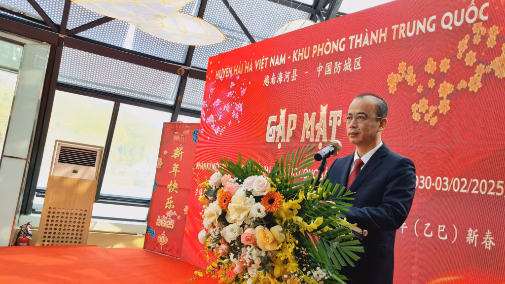 Đồng chí Đường Quốc Hải - Chủ nhiệm Ủy ban Thường vụ Nhân đại khu Phòng Thành (Trung Quốc) phát biểu tại buổi gặp mặt.