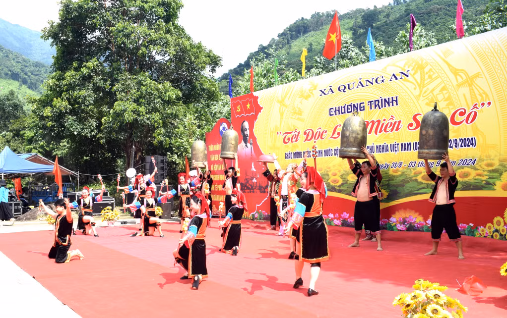“Về miền Sán Cố”, “Chào hè miền Sán Cố”, “Tết độc lập miền Sán Cố”, “Chợ phiên Ba Nhất” là chuỗi các sự kiện do UBND xã Quảng An tổ chức, nhằm quảng bá văn hóa dân tộc Dao địa phương và cảnh đẹp thác Bạch Vân. Ảnh: Công Thành