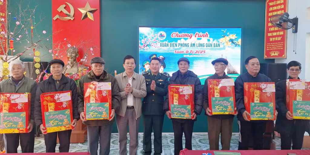 Lãnh đạo Đồn Biên phòng Trà Cổ tặng quà Tết cho người dân có hoàn cảnh khó khăn trên địa bàn.