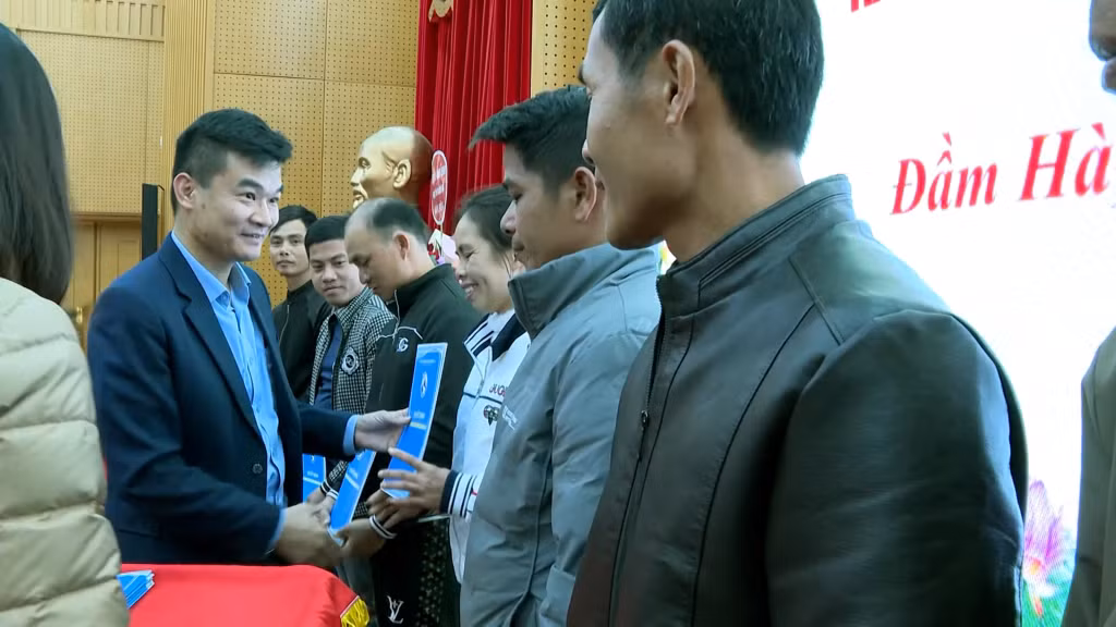 Lãnh đạo UBND huyện Đầm Hà trao quyết định giao khu vực biển cho các hộ dân nuôi trồng thủy sản trên địa bàn.