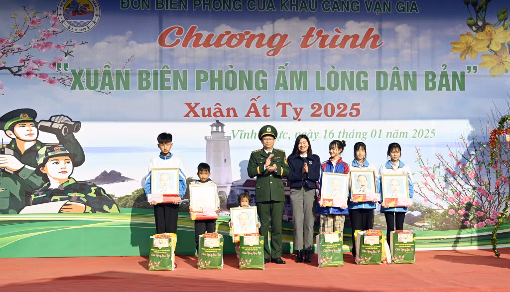 Lãnh đạo Đồn Biên phòng CK Vận Gia cùng Hội LHPN TP Móng Cái trao tặng quà cho các em học sinh con nuôi Đồn Biên phòng tại xã Vĩnh Thực.